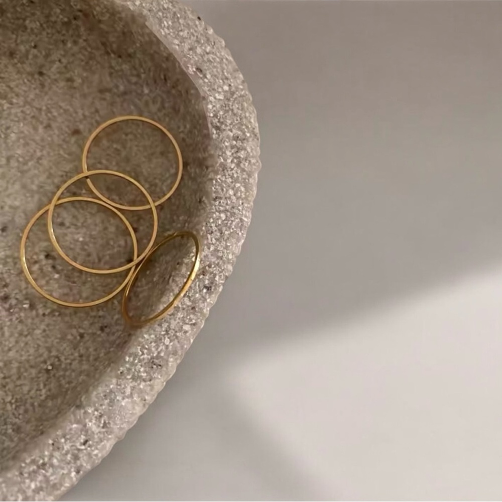 ⭐️They’re Back!!⭐️18k Gold Minimalist Ring Set - Picture 2 of 2